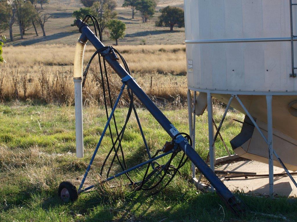 Grainline Hydraulic Pencil Auger 11 feet x 4" on Stand